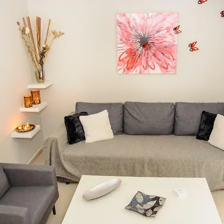 Neighborly Nest - In The Heart Of * Atenas